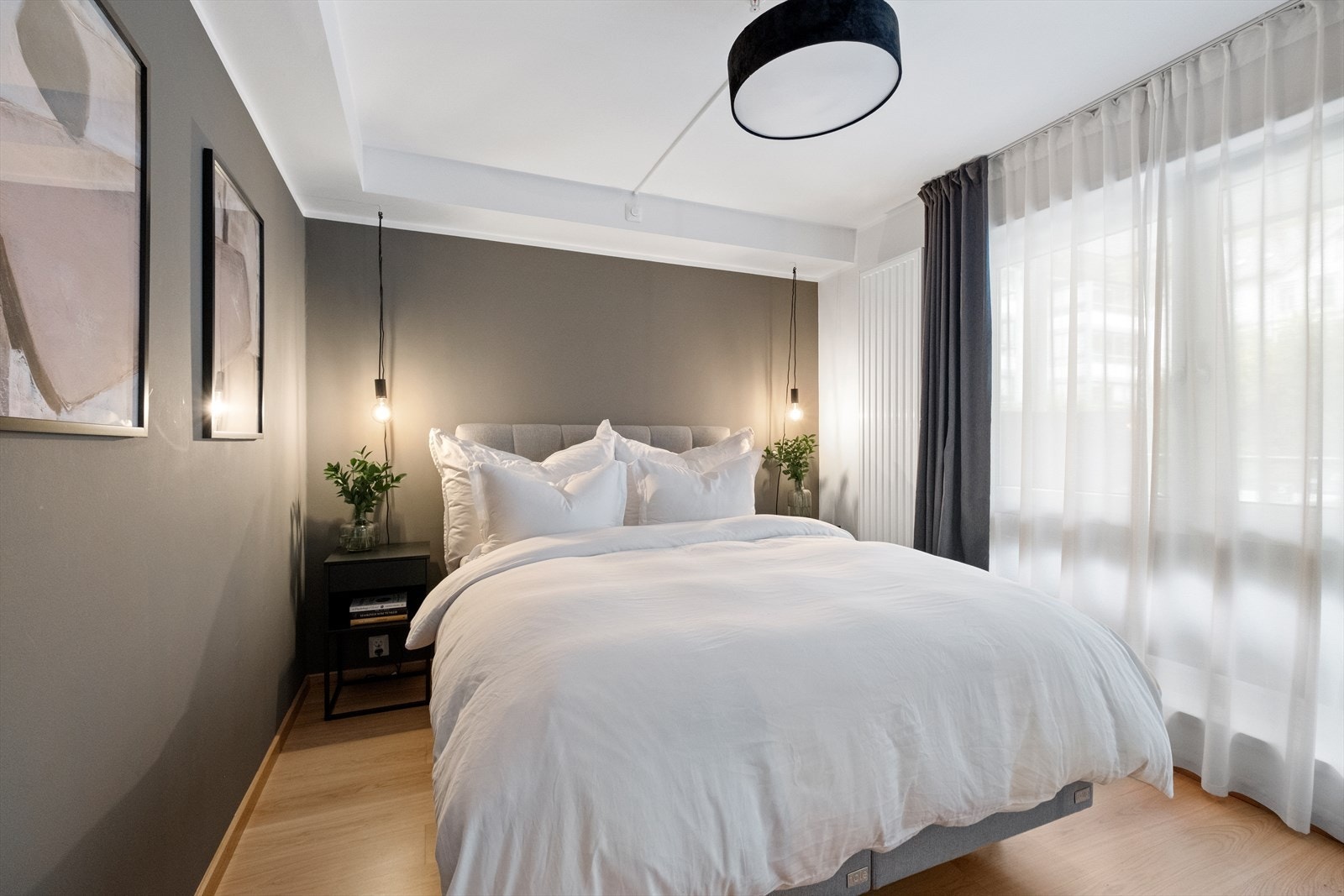 Plass til dobbeltseng og garderobe gir rommet funksjonalitet. Galleribilde