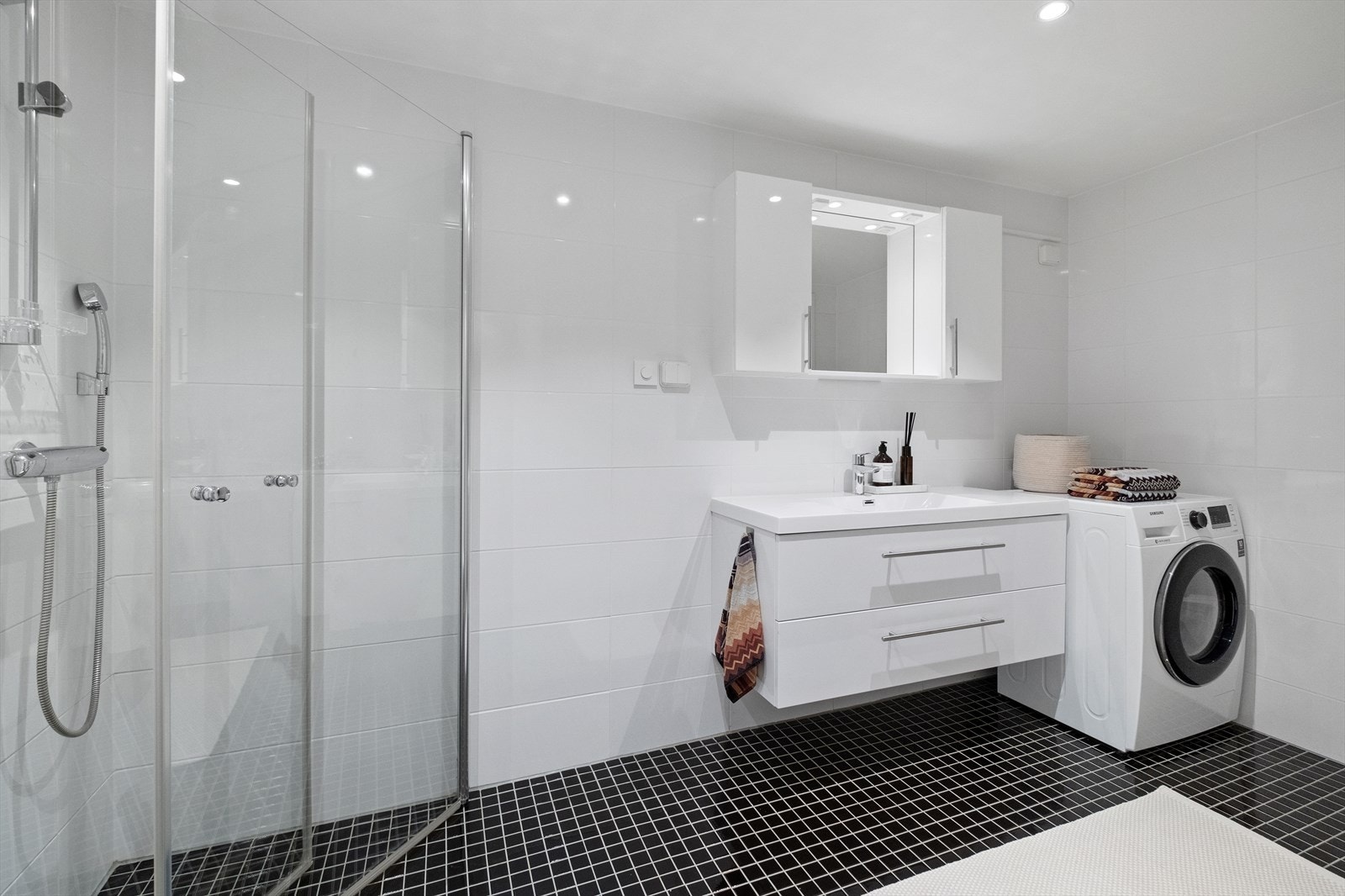 Romslig og moderne bad med fliser på gulv og vegg Galleribilde