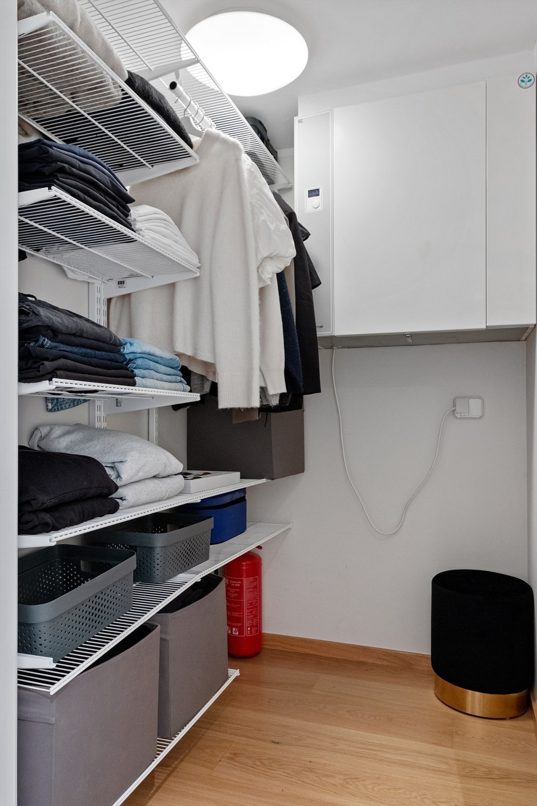 Garderobeløsning med skyvedører gir effektiv oppbevaring. Balansert ventilasjon sikrer godt inneklima Galleribilde