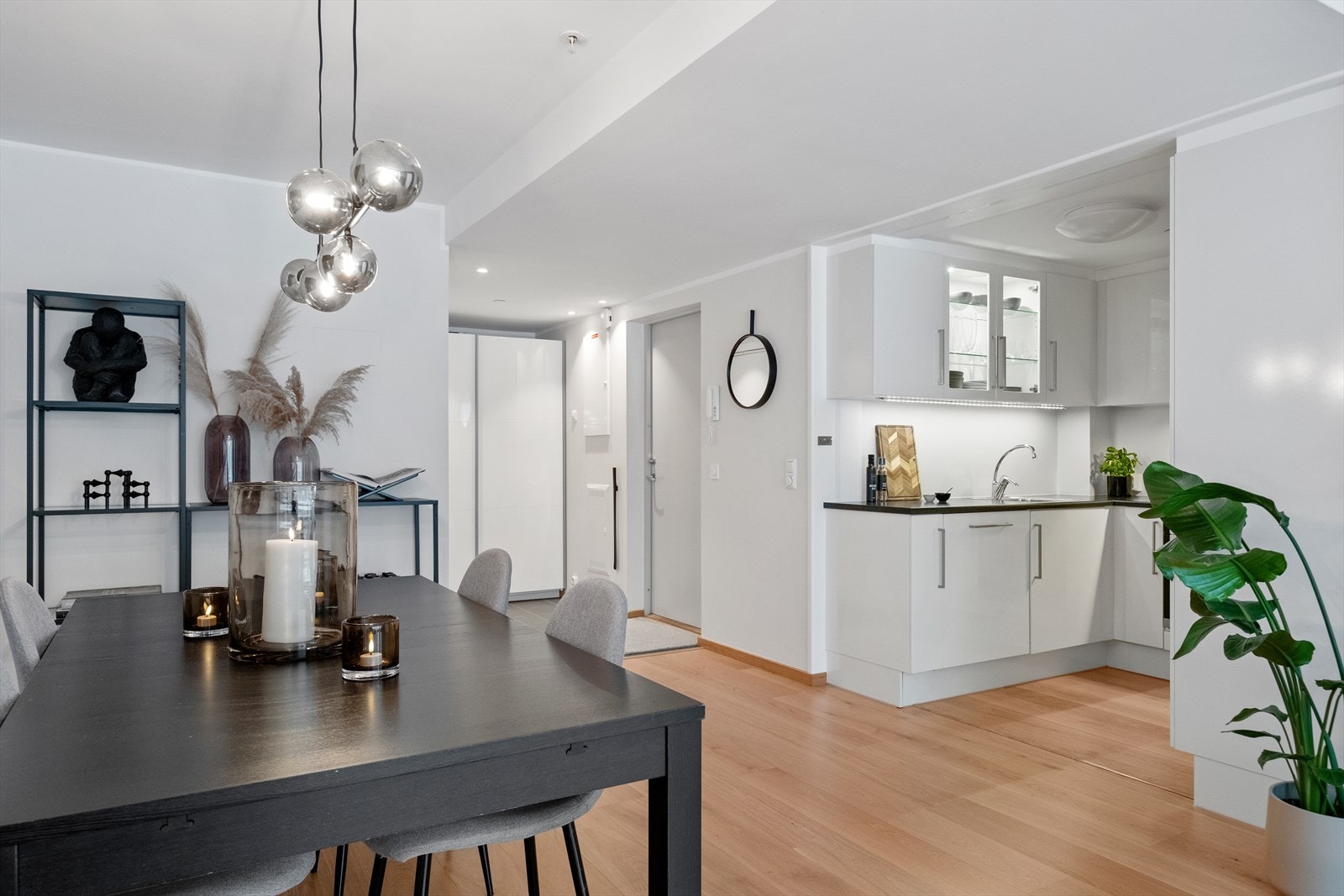 Skyvedørsgarderobe gir effektiv oppbevaringsløsning i entréen. Galleribilde