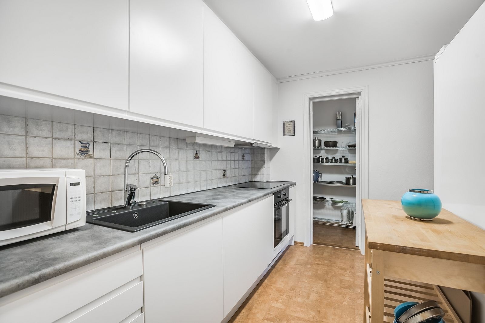 Kjøkken har godt med skapplass i tilegg til en bod Galleribilde