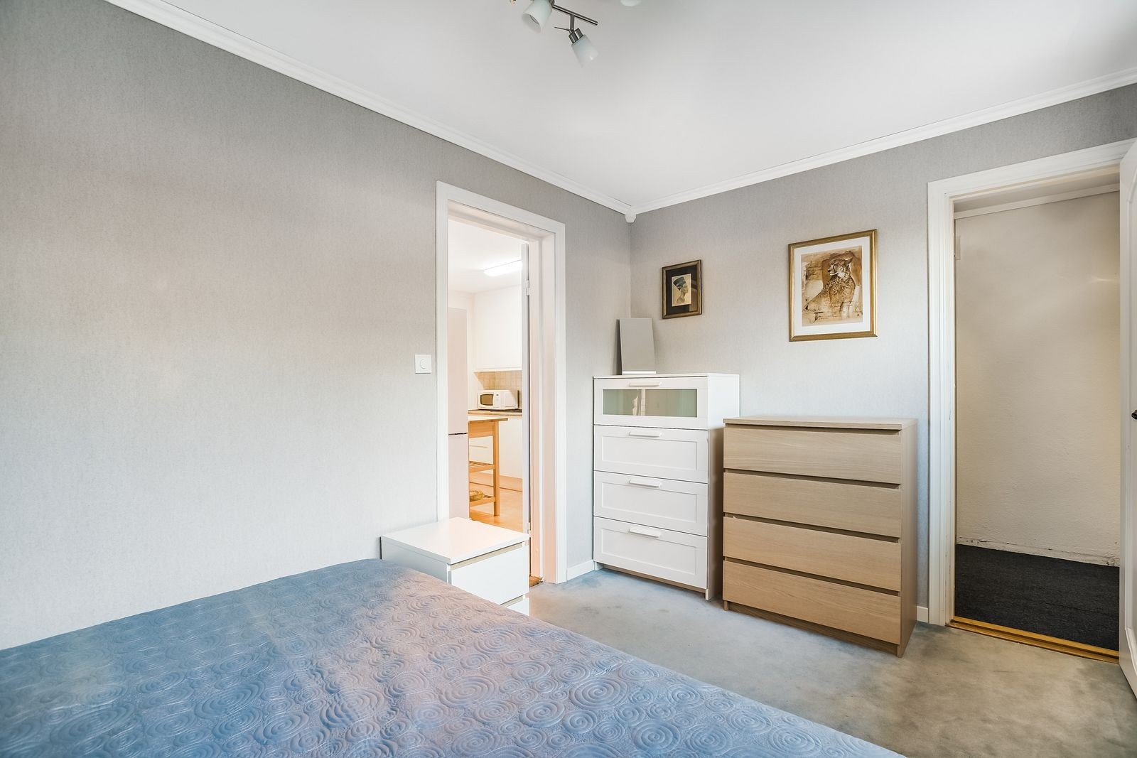 Romslig soverom med eget walk-in-closet Galleribilde