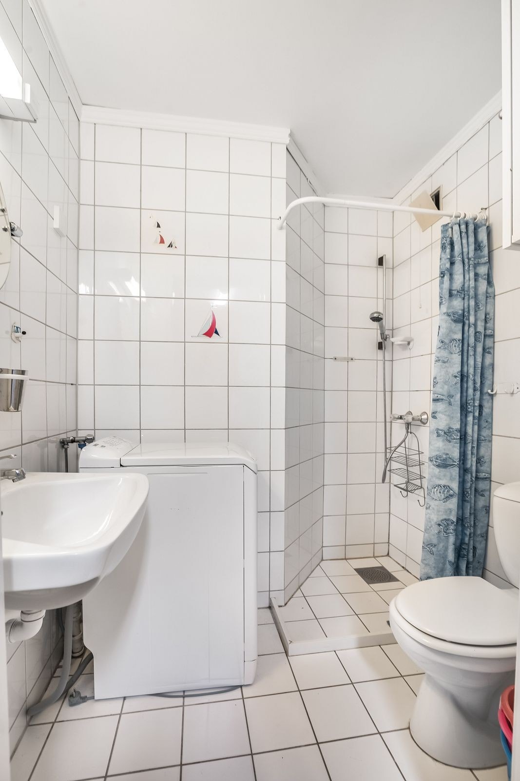 Baderom hvor vaskemaskin medfølger Galleribilde