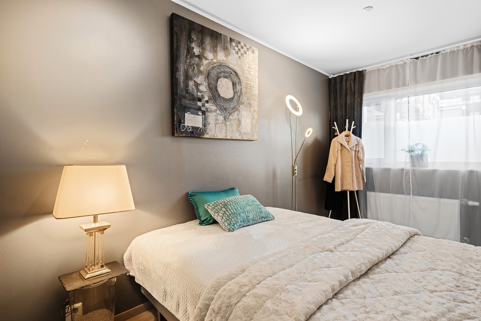 Hovedsoverommet er generøst utformet, med god plass til dobbeltseng og øvrig møblement. Galleribilde