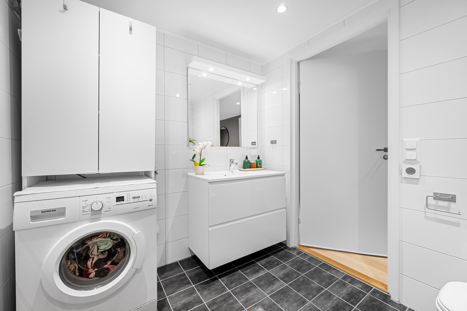 Her får du et bad med høy komfort - vannbåren gulvvarme sørger for jevn og lun varme året rundt, mens balansert ventilasjon og luftespalte i døren sikrer et friskt og godt inneklima. Galleribilde