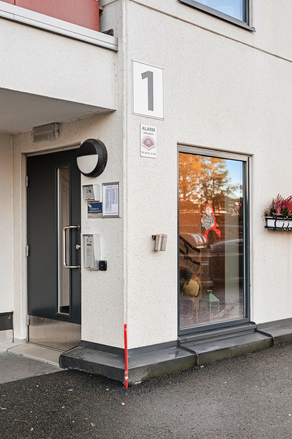 Inngangsparti med porttelefon for en enkel adkomst for beboere og besøkende. Galleribilde