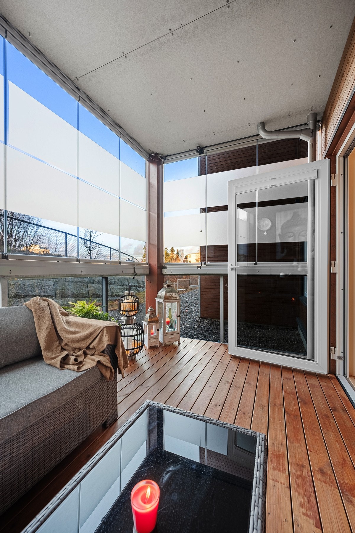 Den vestvendte, innglassede balkongen på 9 kvm er et fantastisk ekstra oppholdsrom som kan nytes gjennom store deler av året. Galleribilde