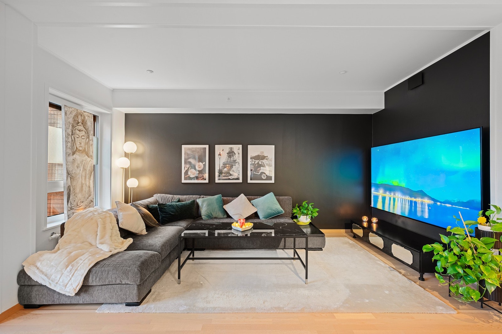 Rommet byr på svært god plass til en romslig hjørnesofa og øvrig møblement, slik at du enkelt kan skape en komfortabel og sosial sone. Galleribilde