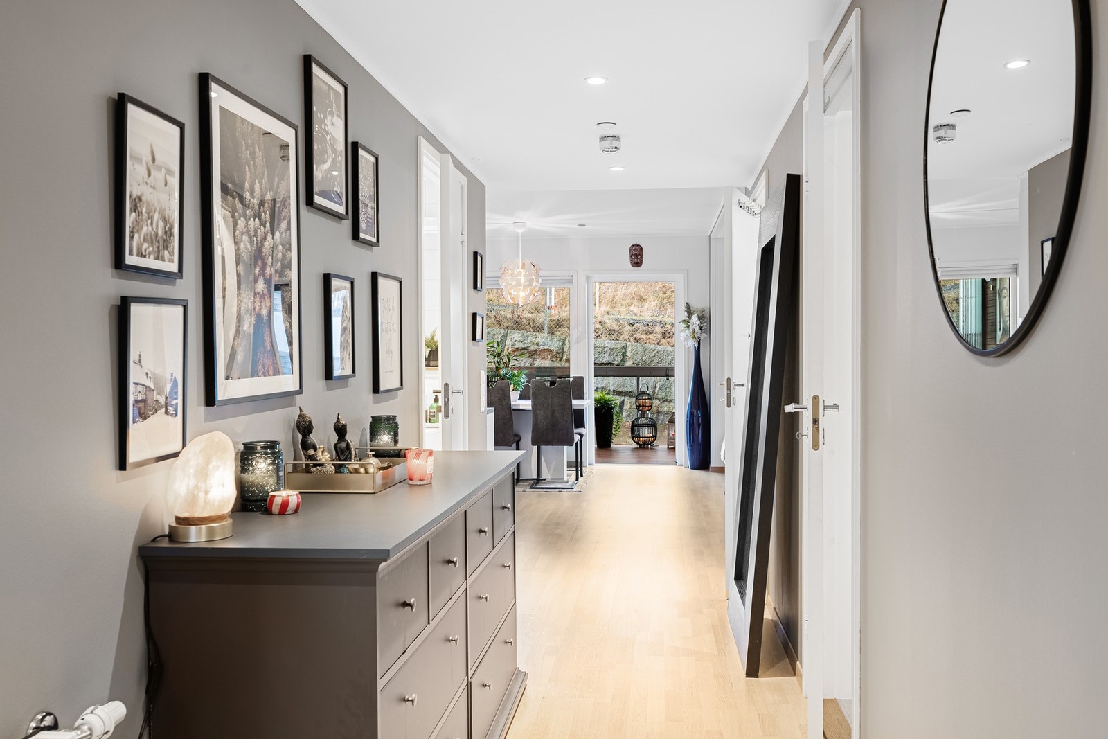 Entréen har flislagt gulv med varmekabler - en svært behagelig løsning på kalde vinterdager og når du kommer inn med vått fottøy. Galleribilde