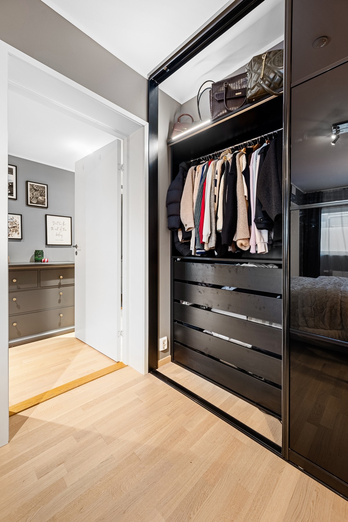 Her finner du en dobbel skyvedørsgarderobe med fronter i mørk glass. Galleribilde