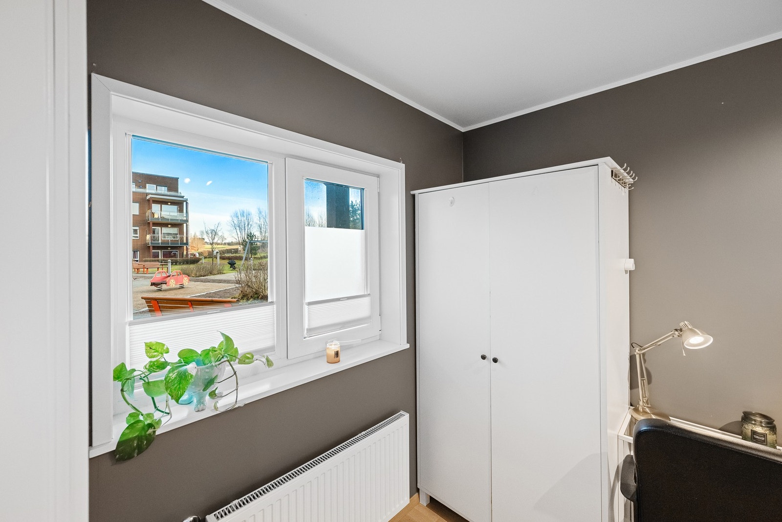 Begge rommene harmonerer med resten av boligen, med delikat fargevalg på veggene og parkett som gir en varm og helhetlig atmosfære. Galleribilde