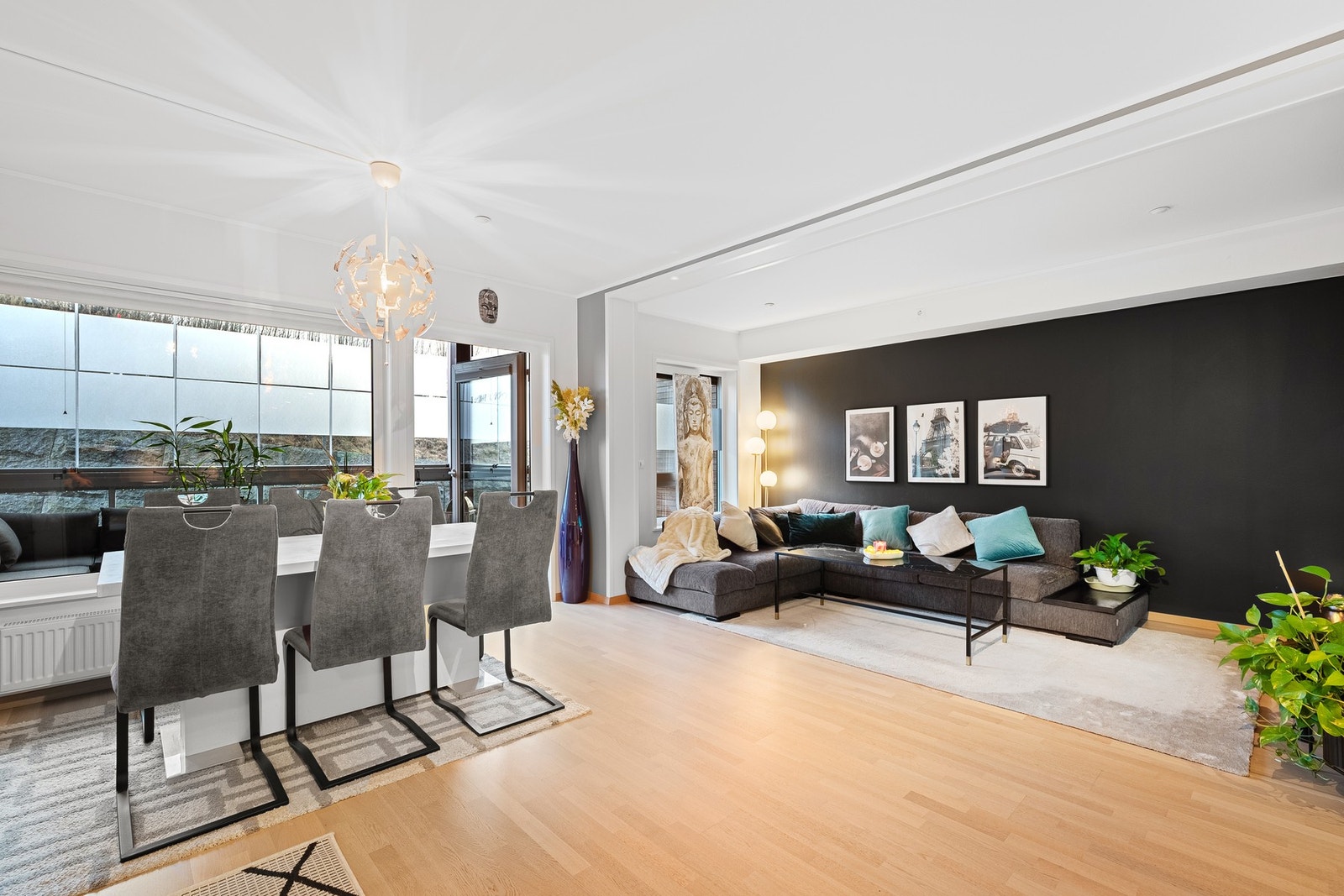 Stuen fremstår som et lunt og elegant oppholdsrom, malt i en behagelig tone. Galleribilde