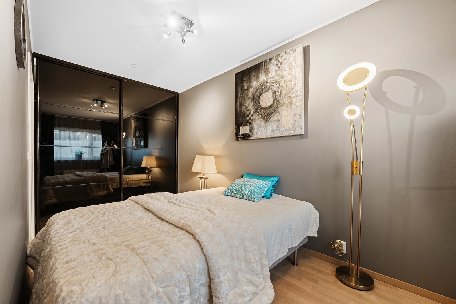 Leiligheten byr på to romslige og innbydende soverom med vinduer mot svalgangen. Galleribilde