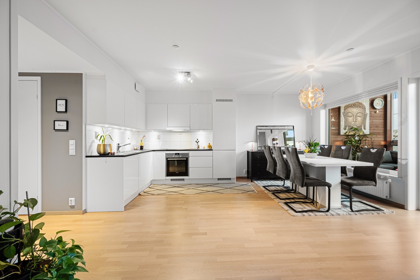 Moderne og innbydende kjøkken, med slette fronter og en laminat benkeplate. Galleribilde