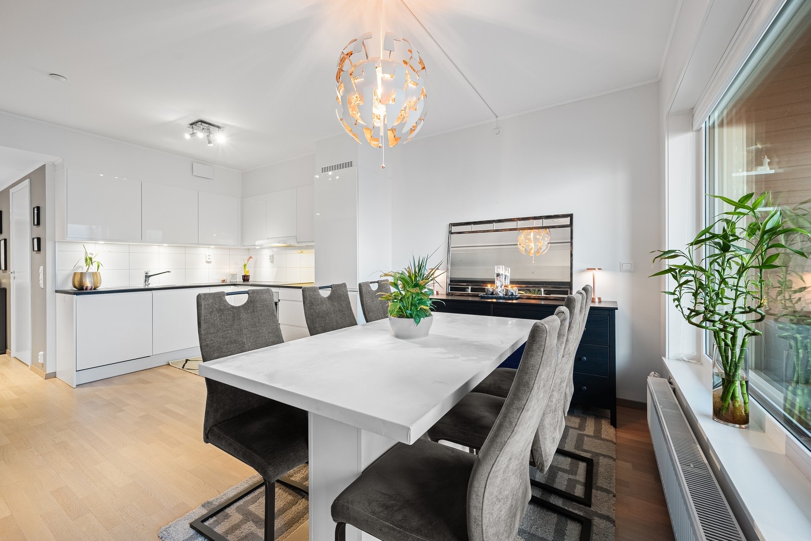 Her får du et komplett og funksjonelt kjøkken med integrerte hvitevarer - kjøl/fryseskap, oppvaskmaskin, platetopp og stekeovn. Galleribilde