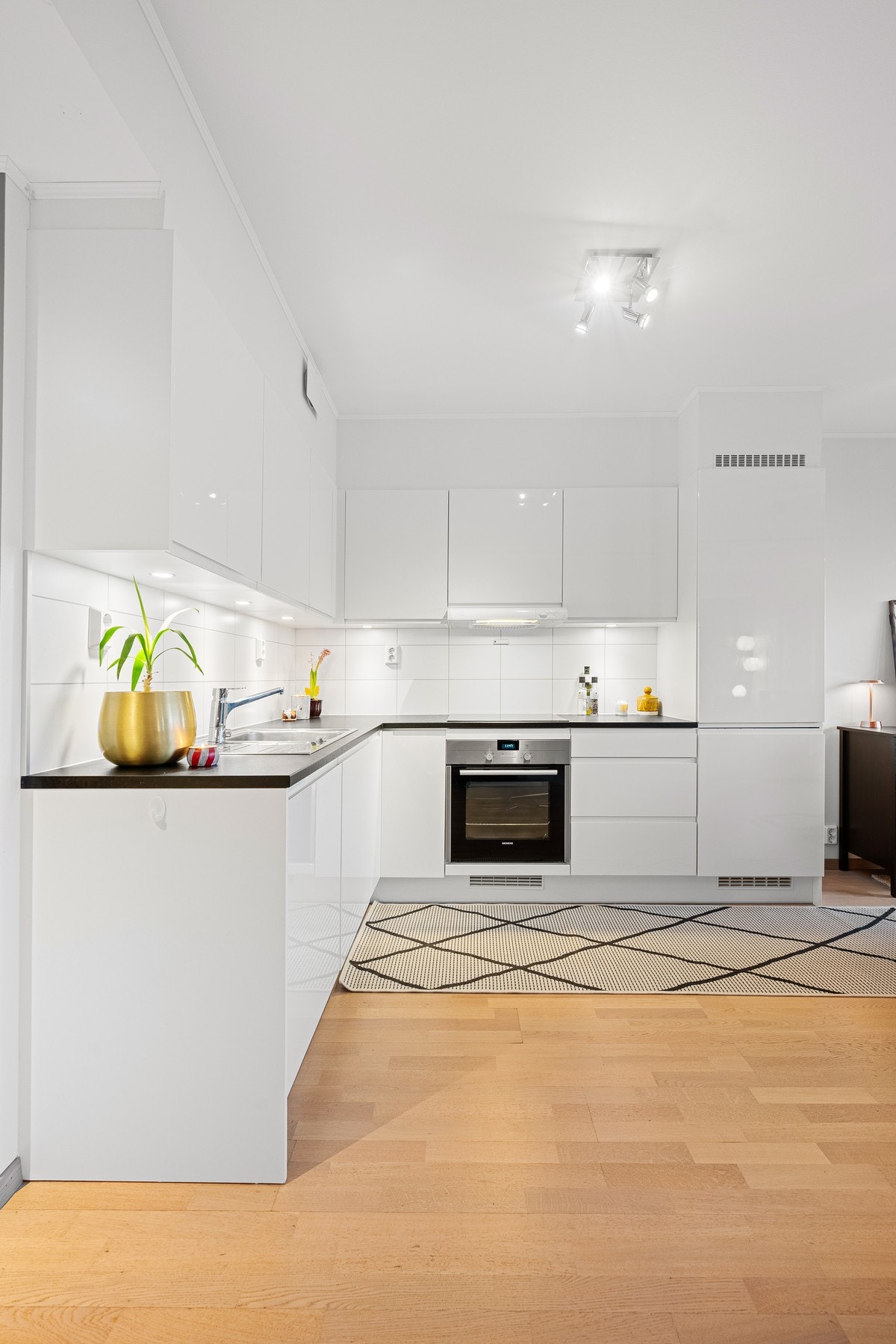 Innredningen er fagmessig montert og viser minimalt med slitasje, noe som gir et svært godt førsteinntrykk. Galleribilde