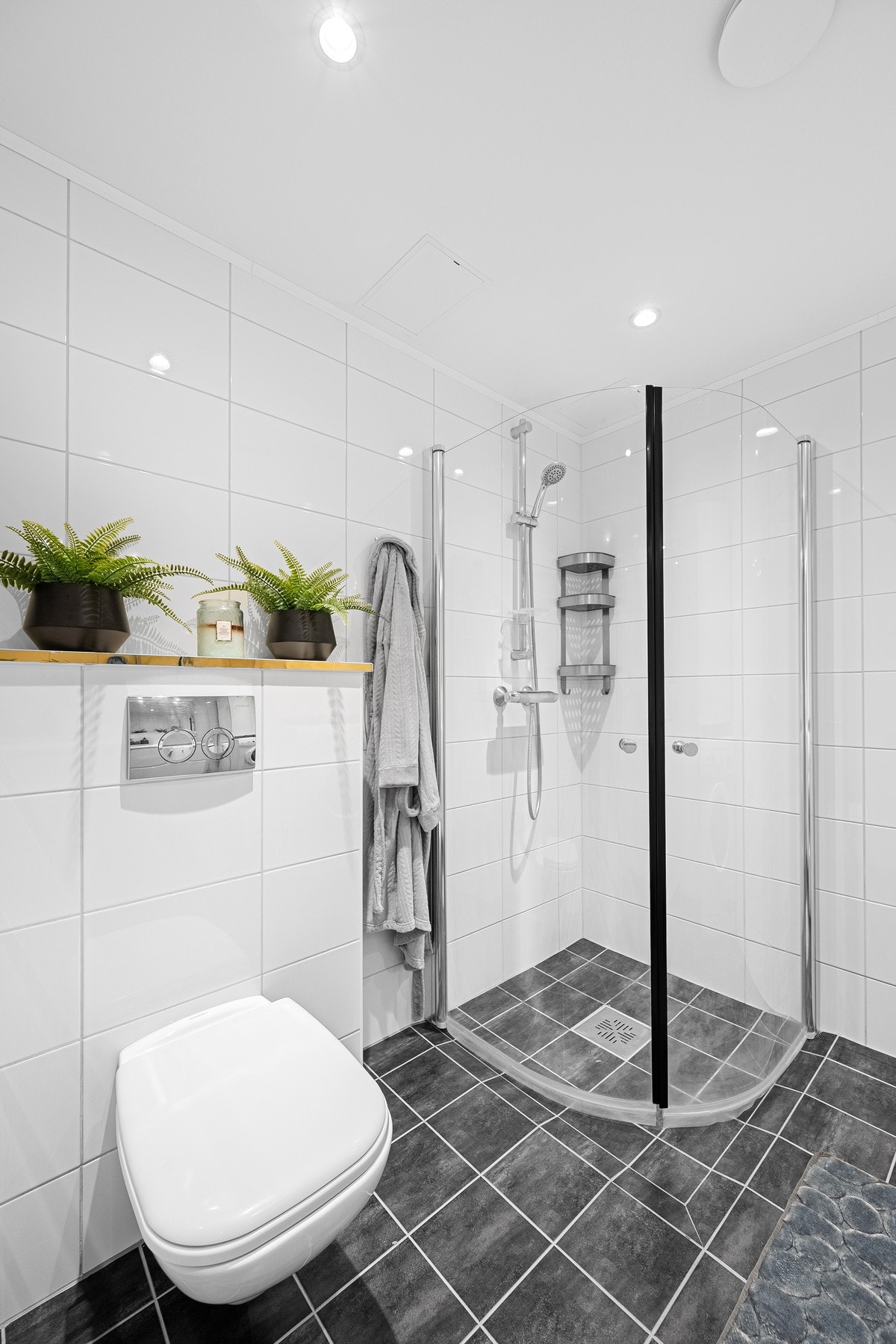 Det hvitmalte, slette taket kombinert med innfelte spotlights skaper en lys og behagelig atmosfære. Galleribilde