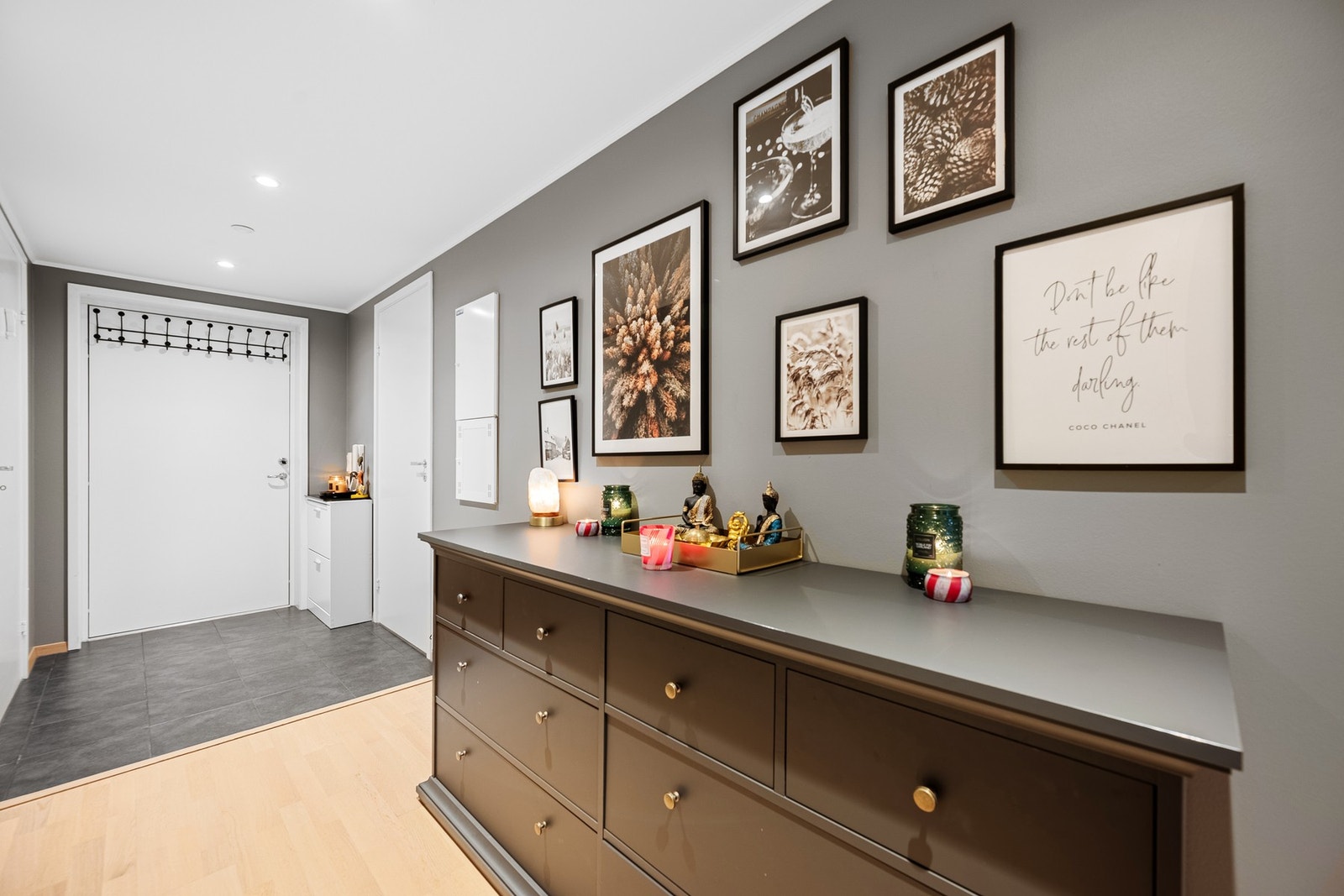 Når du trer inn, møtes du av en romslig og praktisk entré som strekker seg naturlig inn mot stuen. Galleribilde