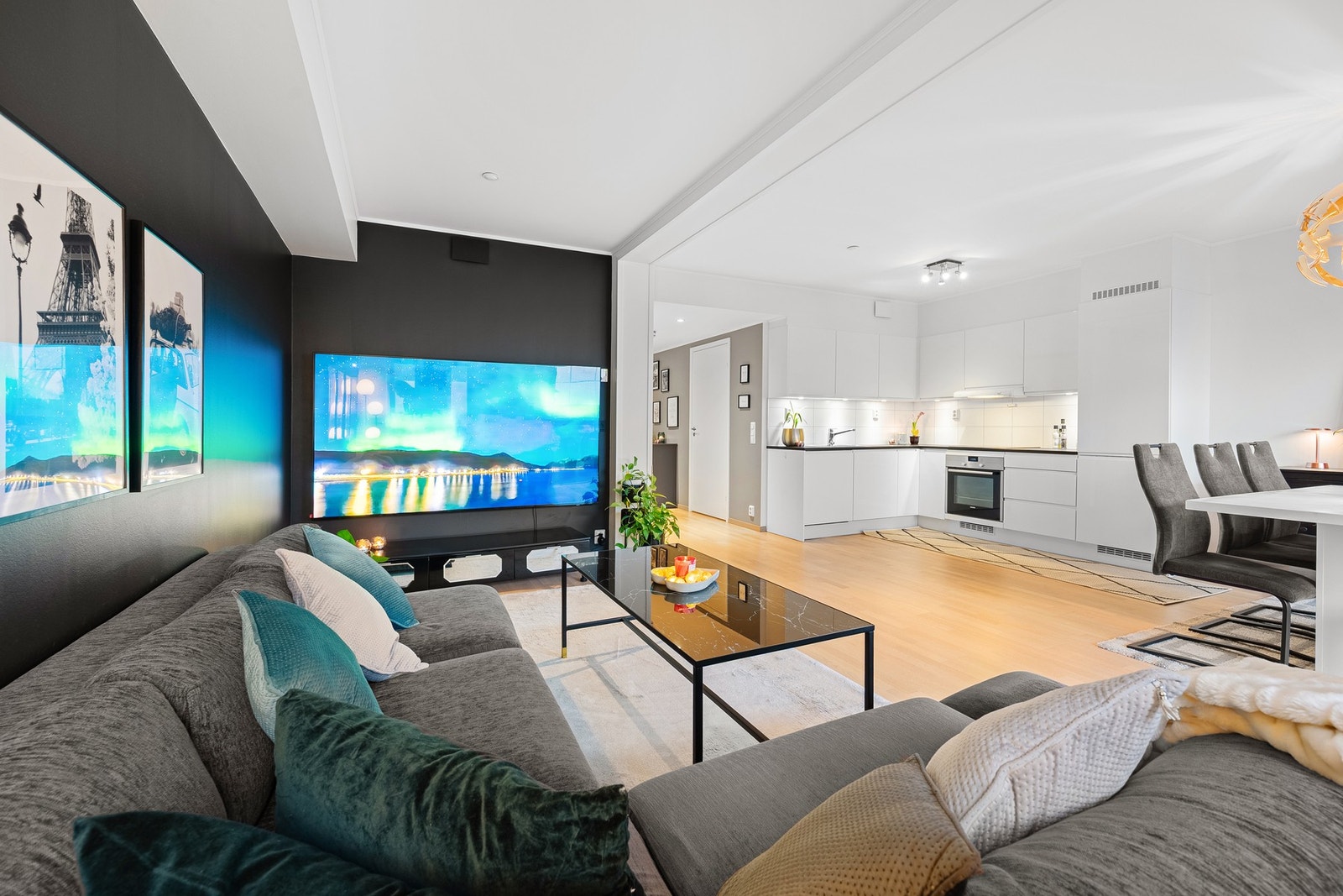 Store vindusflater sørger for rikelig med naturlig lys og skaper en herlig romfølelse. Galleribilde