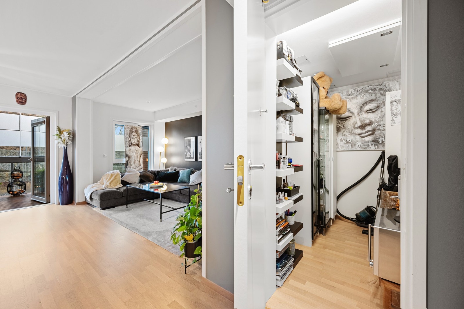 Leiligheten har en praktisk bod plassert mellom soverommet og stuen. Galleribilde