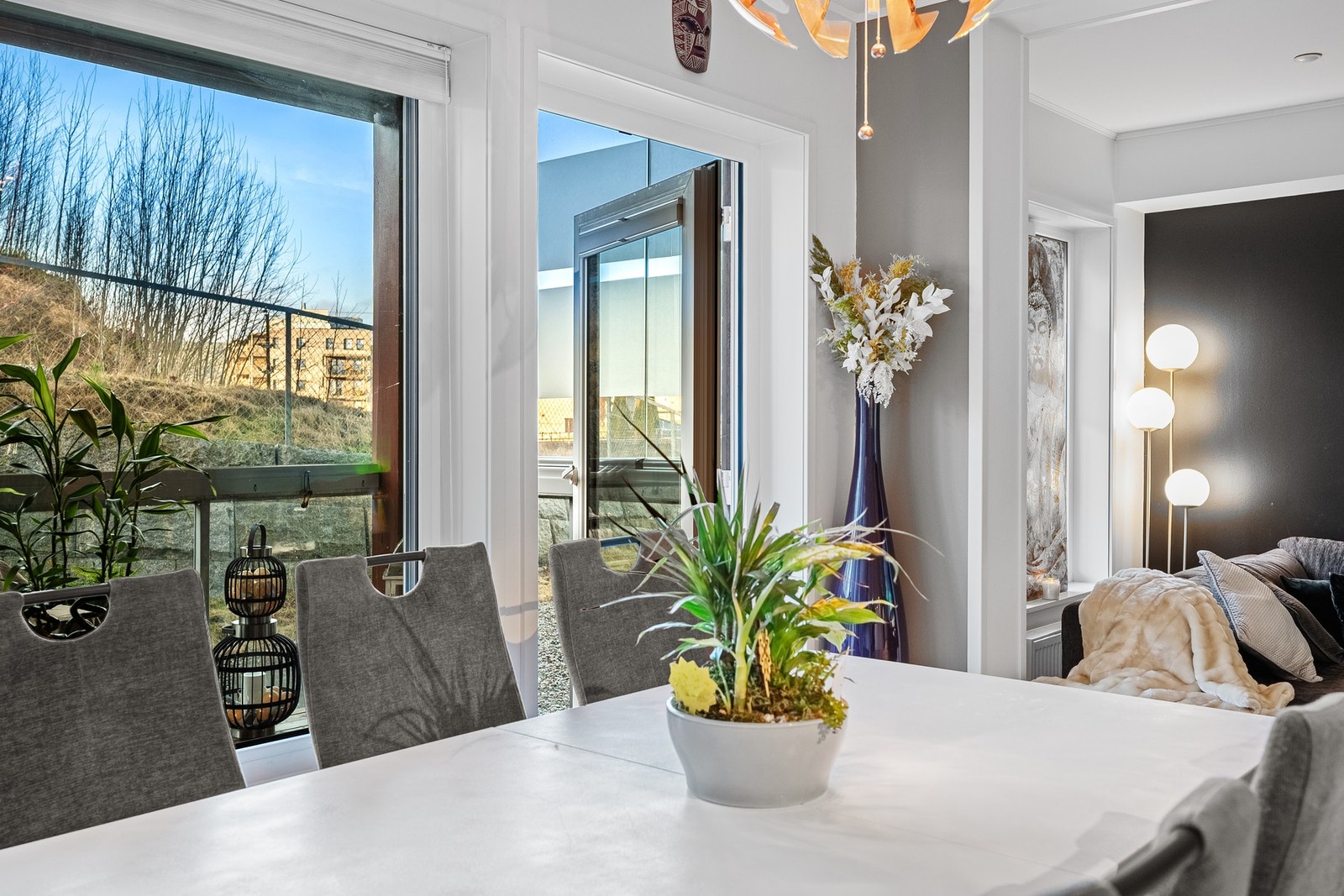 Det er en naturlig og romslig plassering for spisebord ved vinduet, som blir et naturlig samlingspunkt i hjemmet. Galleribilde