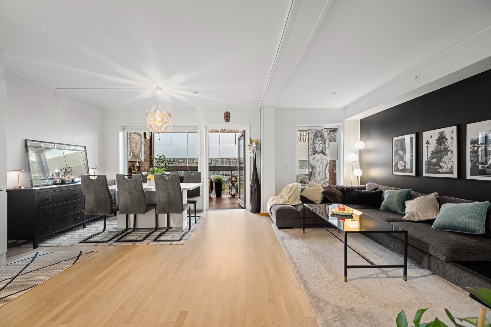 Dette er en innbydende bolig med kvaliteter som balansert ventilasjon, felles varmtvann, porttelefon med kamera, innglasset balkong samt rikelig med lagringsplass i både bod, walk-in closet og garderobeløsninger. Galleribilde