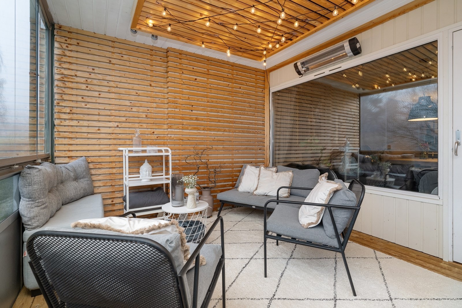 Balkongen har dekke i betong med impregnert tregulv og tett rekkverk med praktiske foldevinduer som enkelt kan skyves til side. Galleribilde