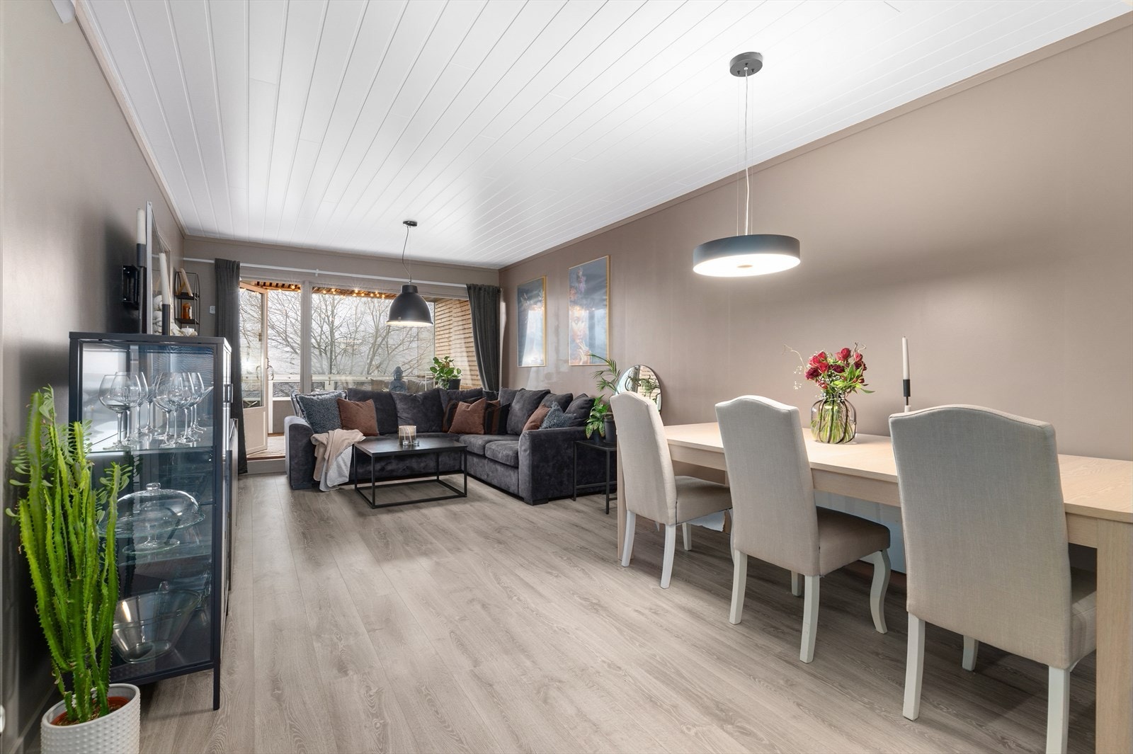 Innbydende og romslig stue med pene overflater, åpen kjøkkenløsning og stort stuevindu som slipper inn godt med naturlig lys. Galleribilde