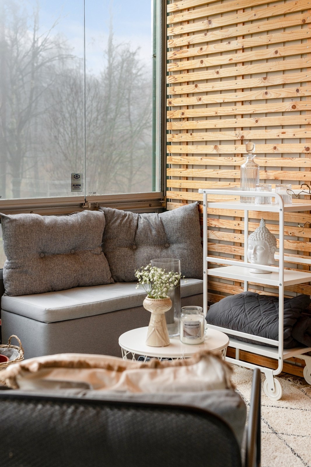 Balkongen har dekorative spiler på vegger og i tak, noe som tilfører både varme, dybde og kontrast. Det er montert varmelampe og el-stikk. Galleribilde