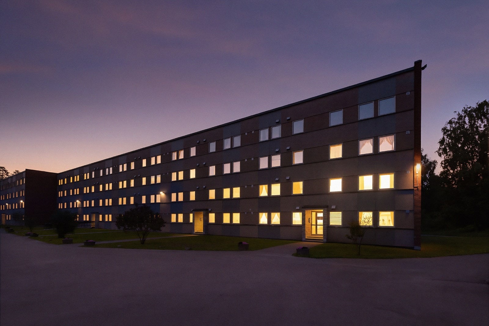 Rolig og barnevennlig bomiljø, med kort vei til det meste man har behov for i hverdagen! Bildet er redigert for å fremheve stemningen på kveldstid. Faktiske lysforhold kan variere. Galleribilde