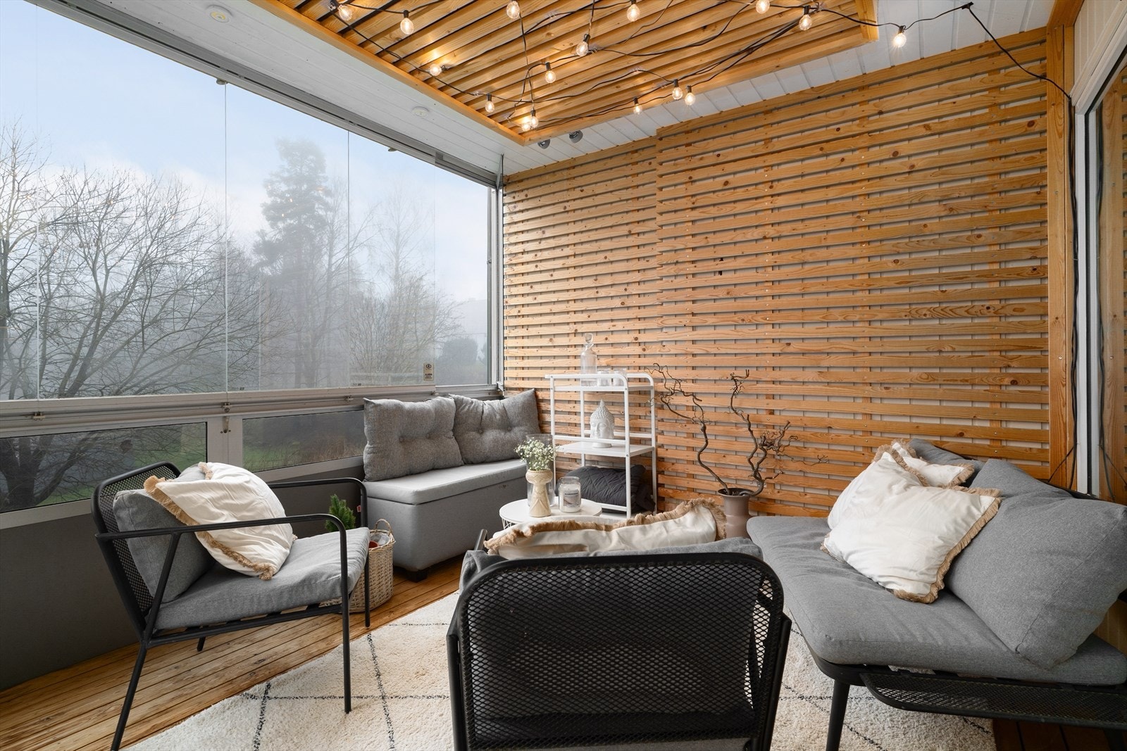 Fra stuen er det utgang til en flott og innglasset balkong mot syd. Her er det god plass til utemøblement, gode solforhold og hyggelig utsyn! Galleribilde