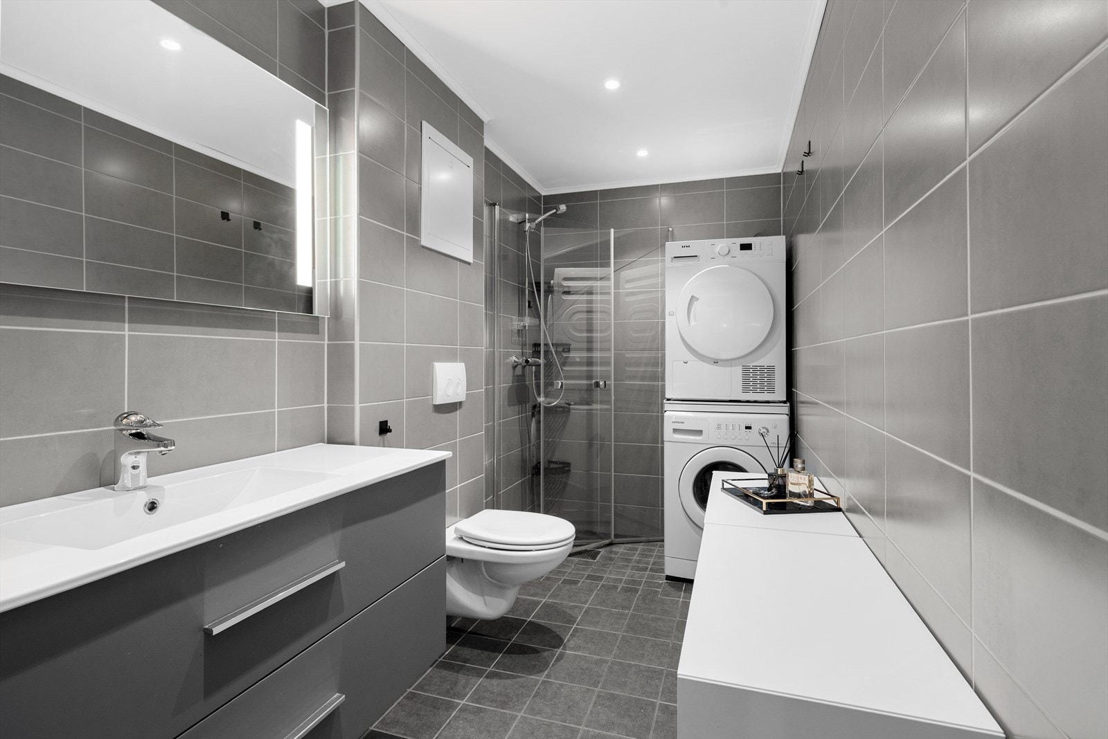 Bad inkl. vann- og avløp, samt ventilasjonsanlegg er oppgradert i regi av borettslaget i 2023. Det må påregnes økt fellesgjeld og felleskostnader. Galleribilde