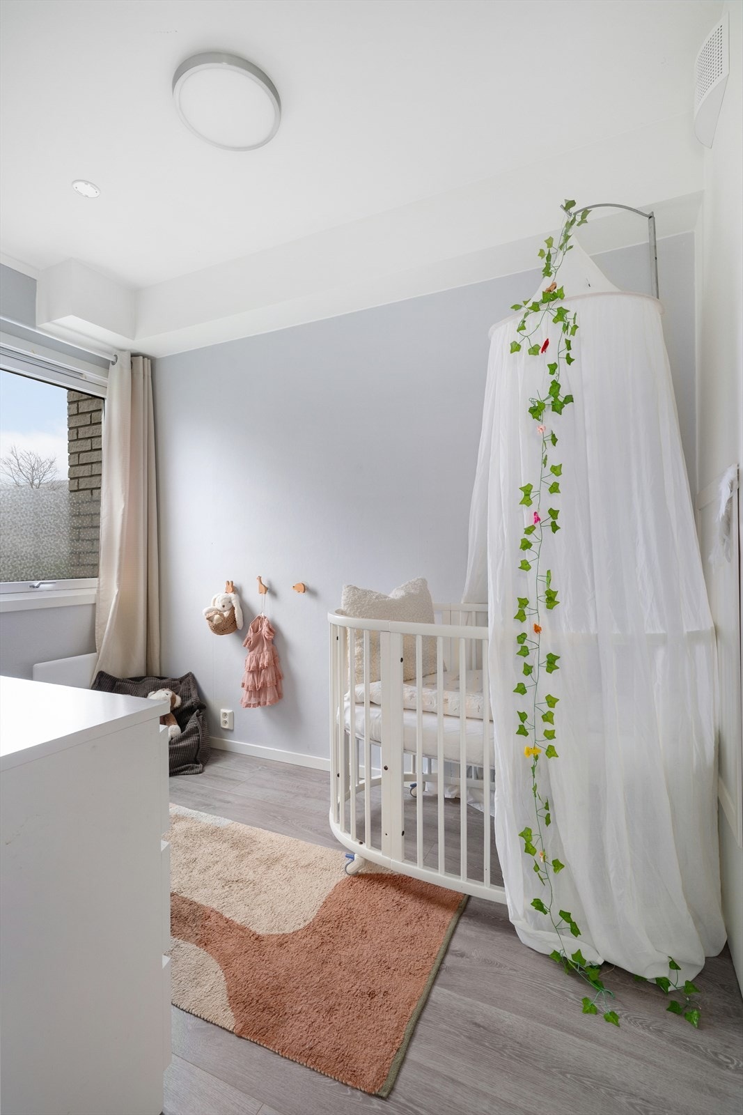 Det andre soverommet er romslig, med fin plass til soveromsmøblement og praktisk garderobeskap for klesoppbevaring. Galleribilde