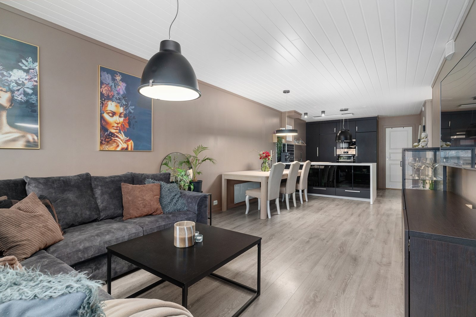 Her er det god plass til både sofagruppe og spisestue. Borettslagets kabel tv og internett leveres av Viken Fiber, og er inkludert i felleskostnadene. Galleribilde