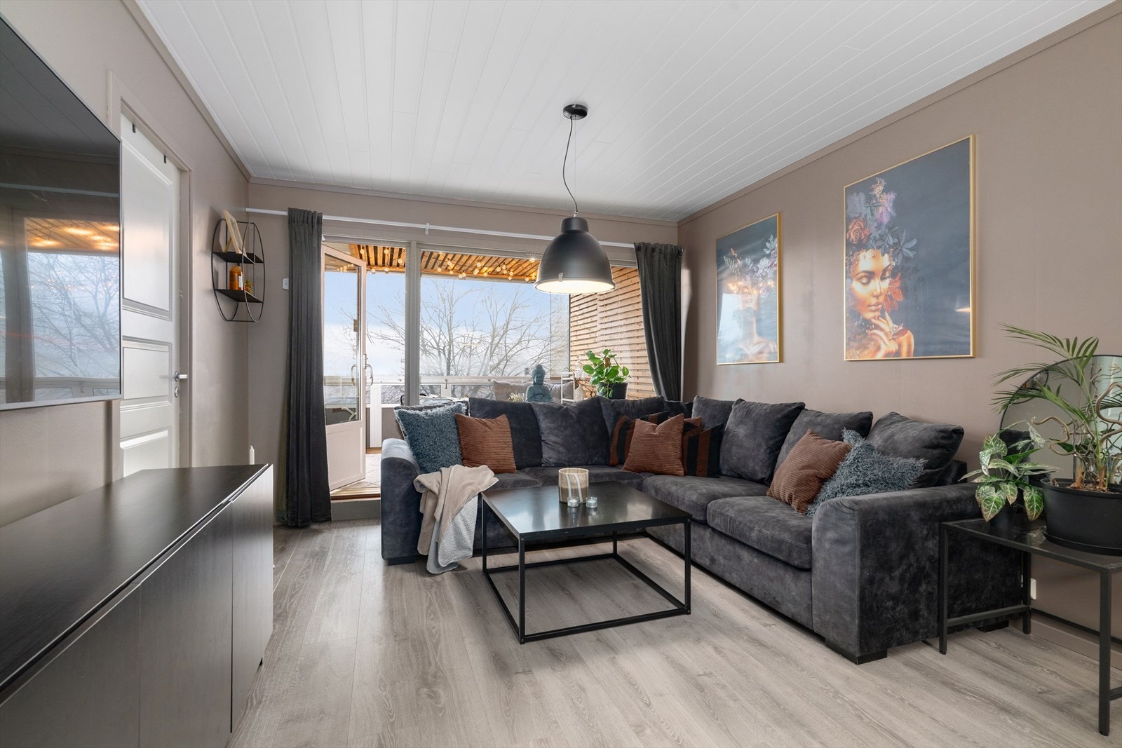 Leiligheten ligger fint til i 1. etasje, med flott og innglasset balkong mot syd. Galleribilde