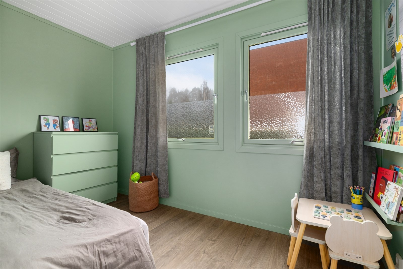 Det tredje soverommet er etablert i del av tidligere kjøkken. Leiligheten disponerer i tillegg én bod på ca. 5 m² i felles kjeller. Galleribilde