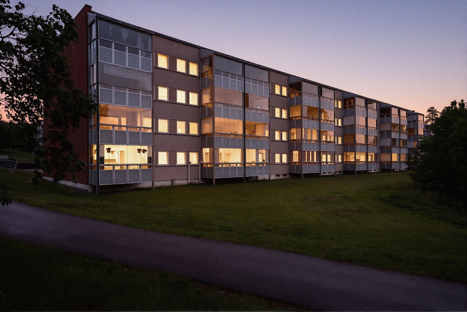 Sentral beliggenhet, i et etablert og barnevennlig boligområde på Gulset. Bildet er redigert for å fremheve stemningen på kveldstid. Faktiske lysforhold kan variere. Galleribilde