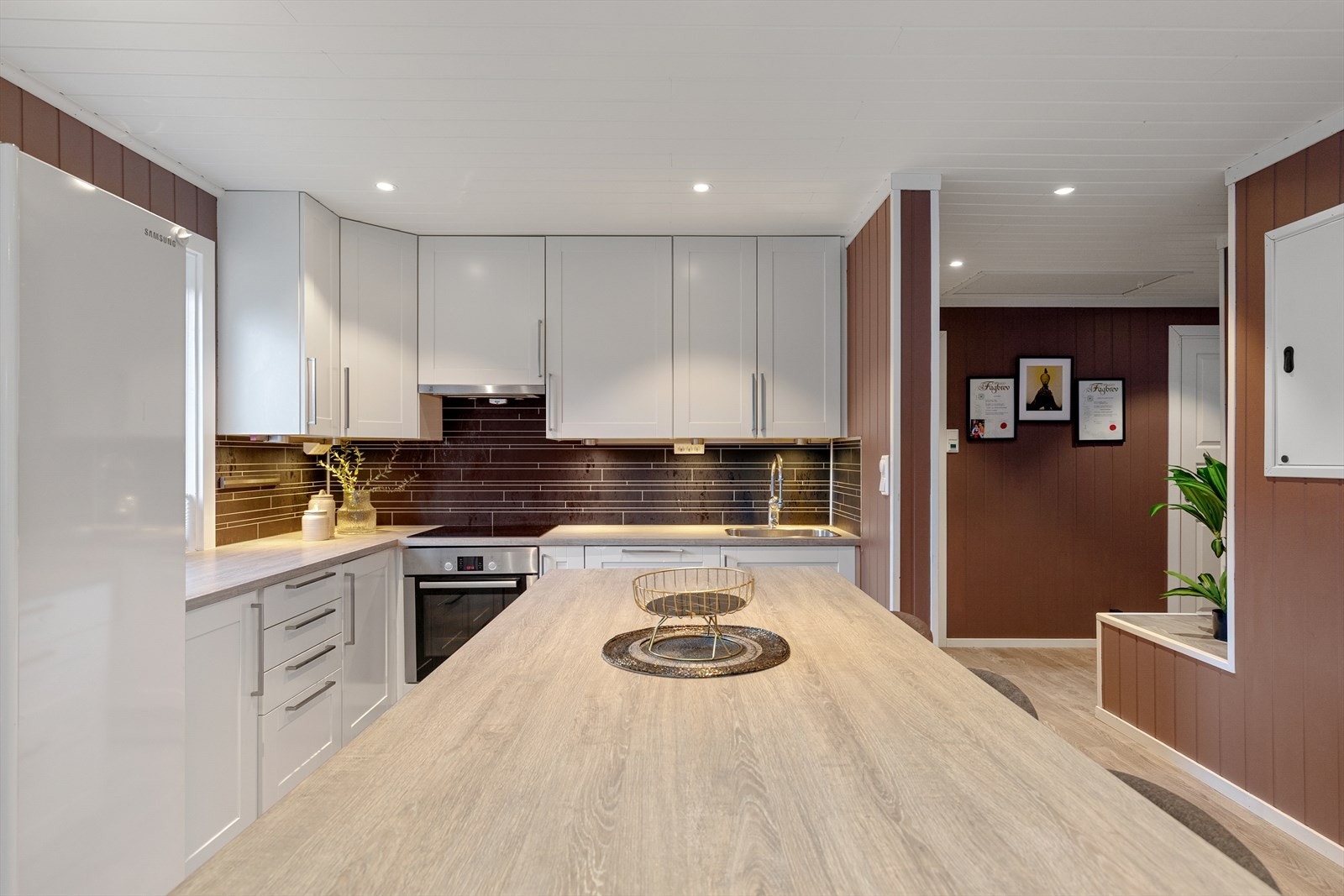 Funksjonelt kjøkken med god skap- og benkeplass. Galleribilde