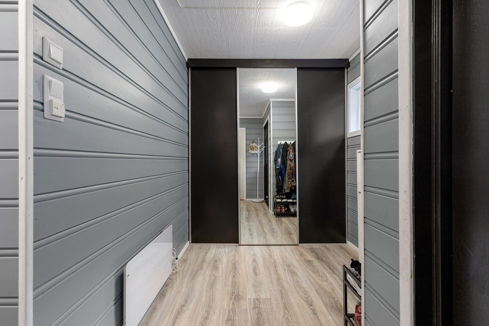 Gangen er romsleg med god plass til å henge frå seg yttertøy og sette frå seg sko. Galleribilde