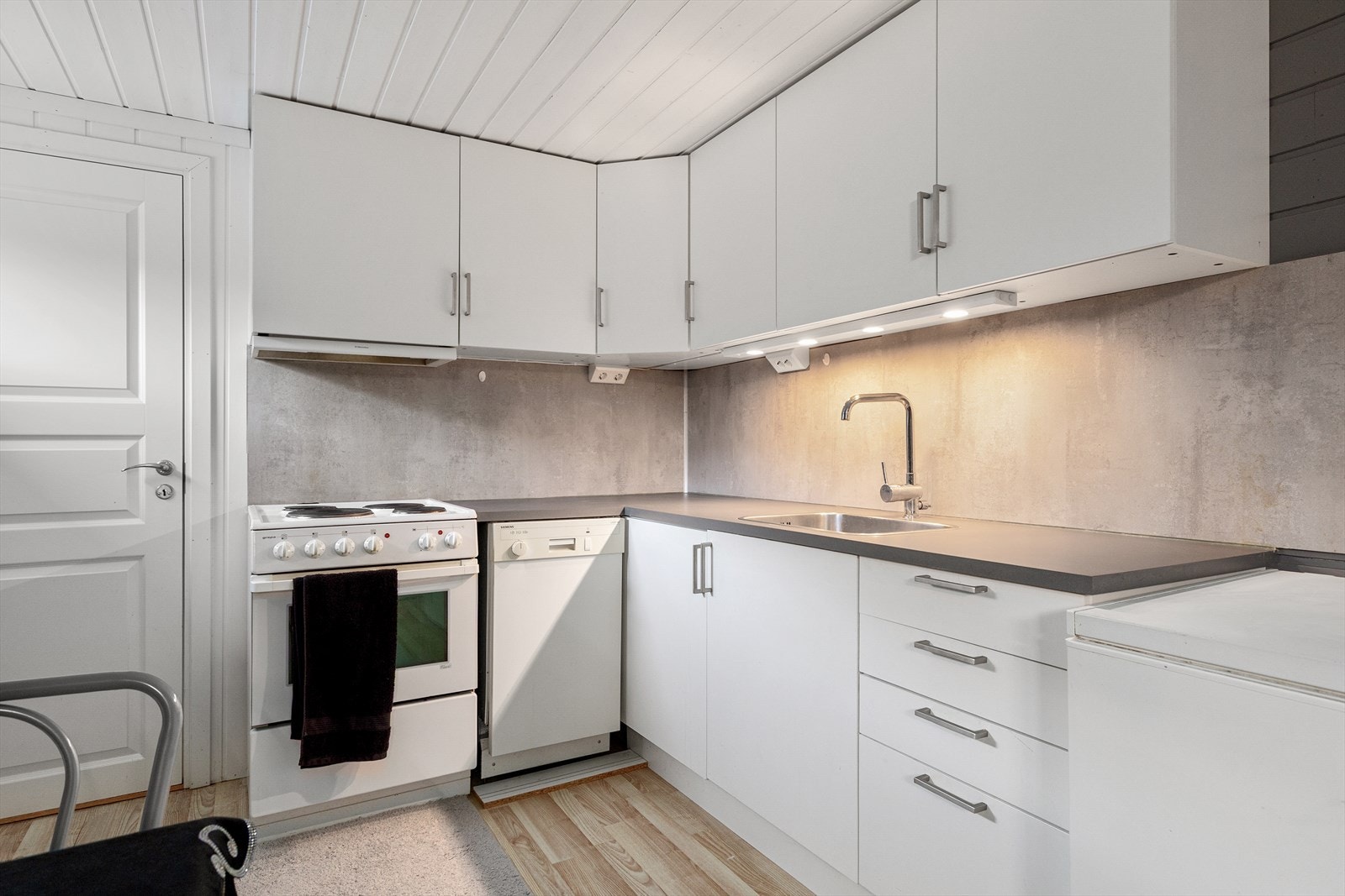 I underetasjen er det frys, steikeovn, platetopp og oppvaskmaskin som medfølger handelen. Galleribilde