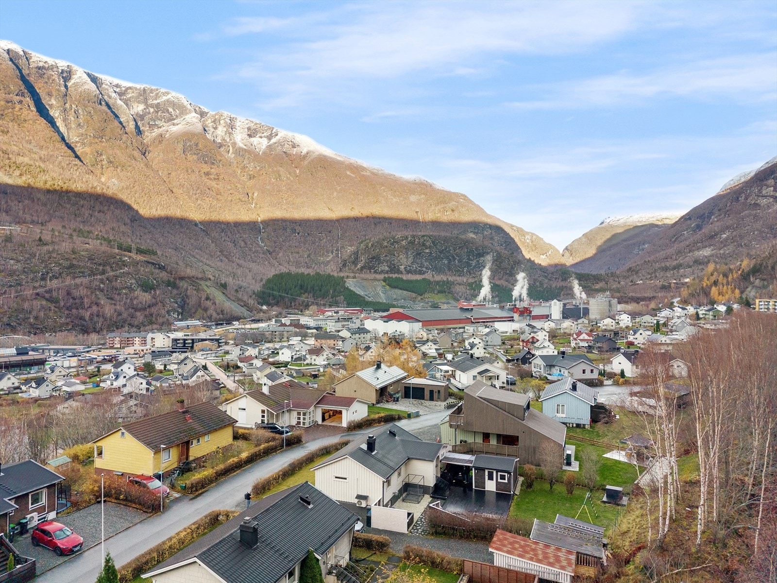 Dette er ein bustad som passar fint for deg som ønskjer god plass rundt deg i eit roleg bustadområde. Galleribilde