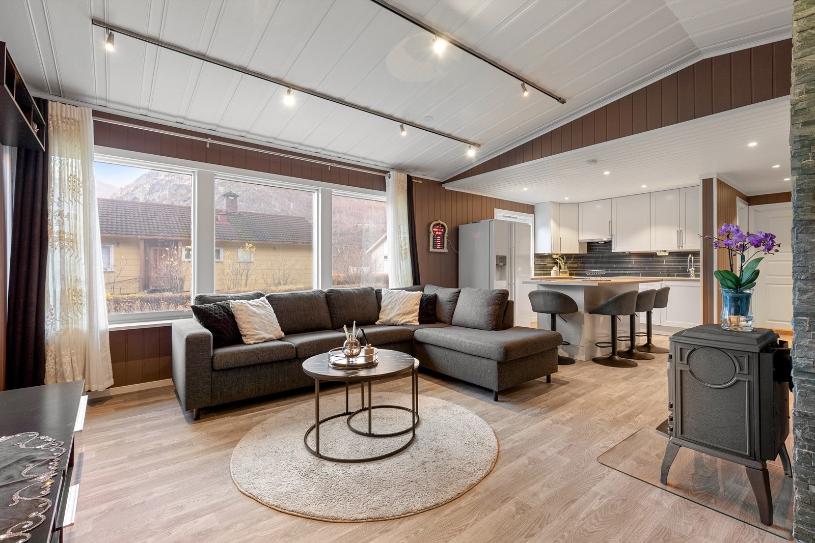 I stova har ein store vindaugsflater som slepp inn godt med naturleg lys. Galleribilde