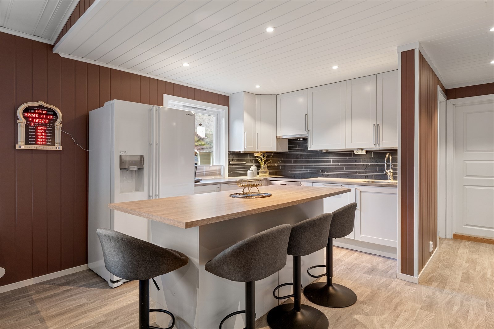 Av kvitevarer har kjøkkenet integrert steikeovn, kjøleskap, platetopp, oppvaskmaskin og ventilator som medfølger handelen. Galleribilde