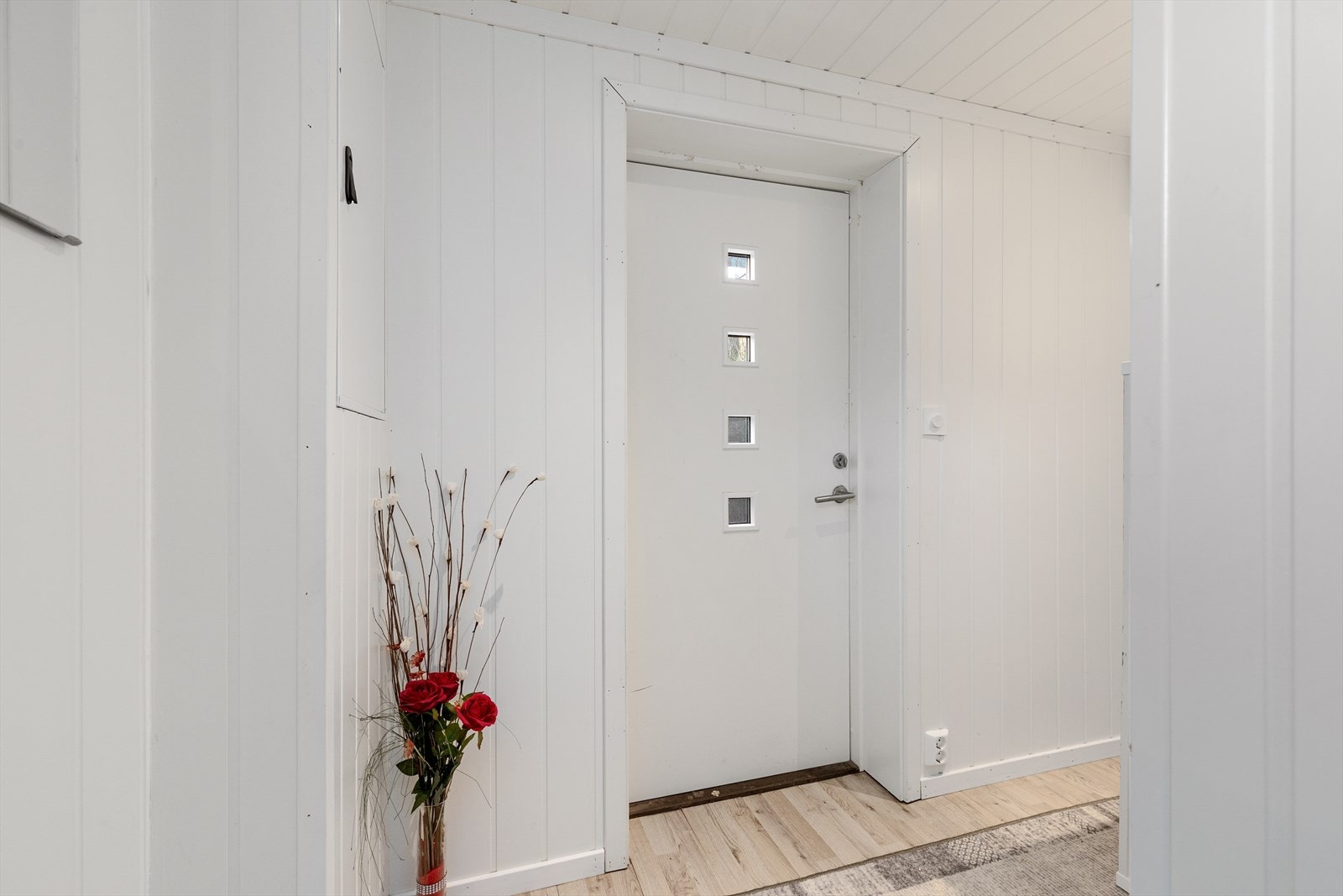 Ytterdør i underetasje. Galleribilde