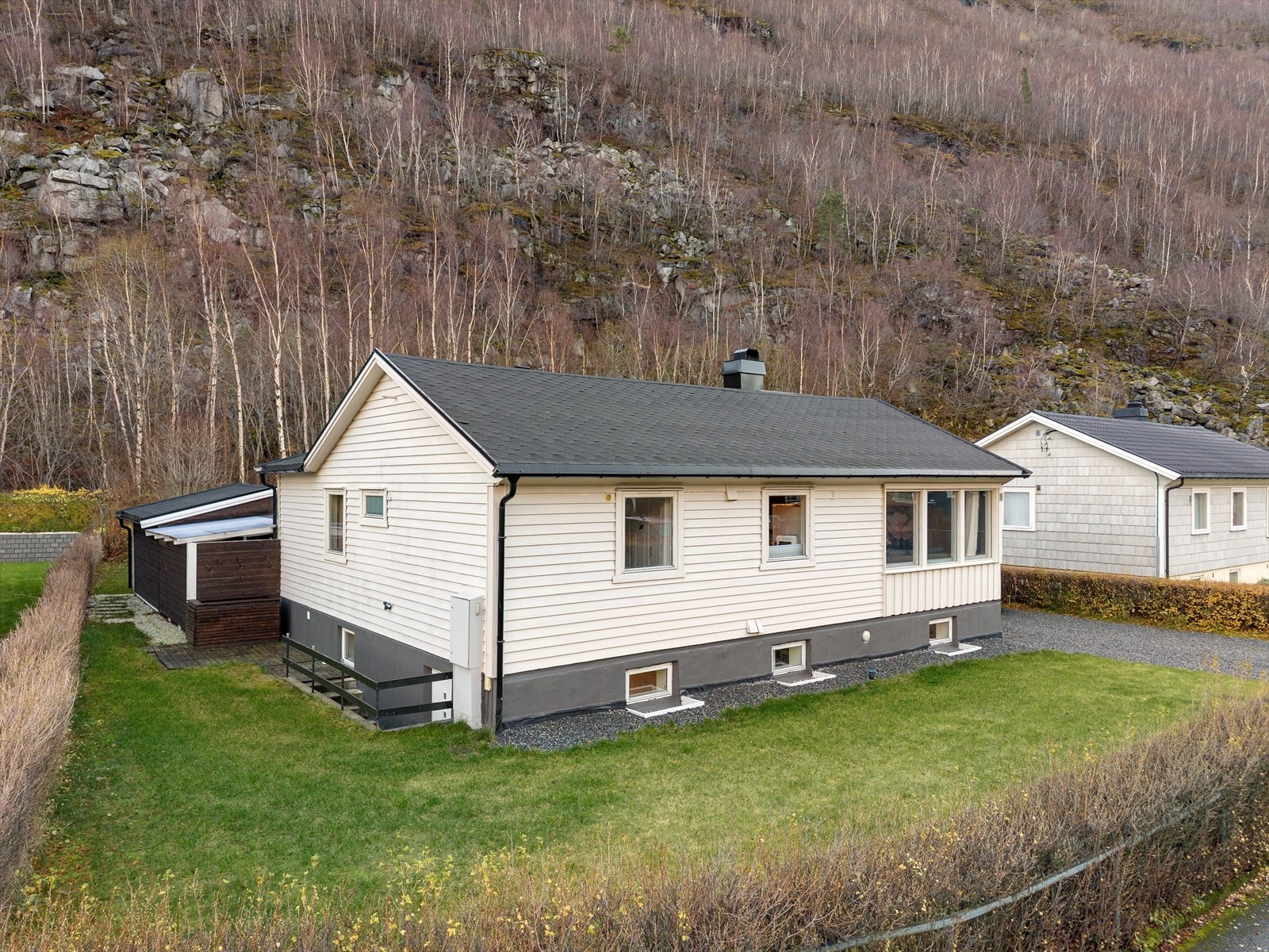 Bustaden fikk ny drenering i 2024, og det er lagt til rette for eventuelle større vindauge i underetasjen. Galleribilde