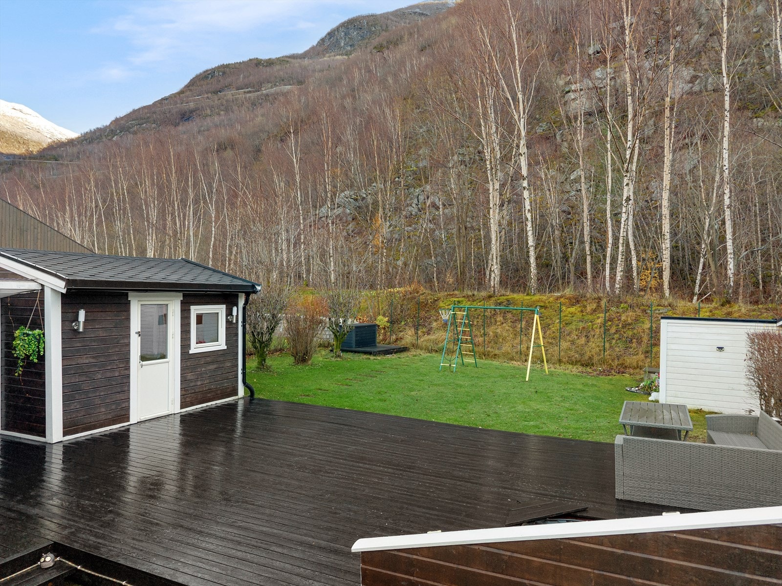 Fin uteplass med terrasse og grøntareal. Det er også innebygd boblebad i terassen. Galleribilde