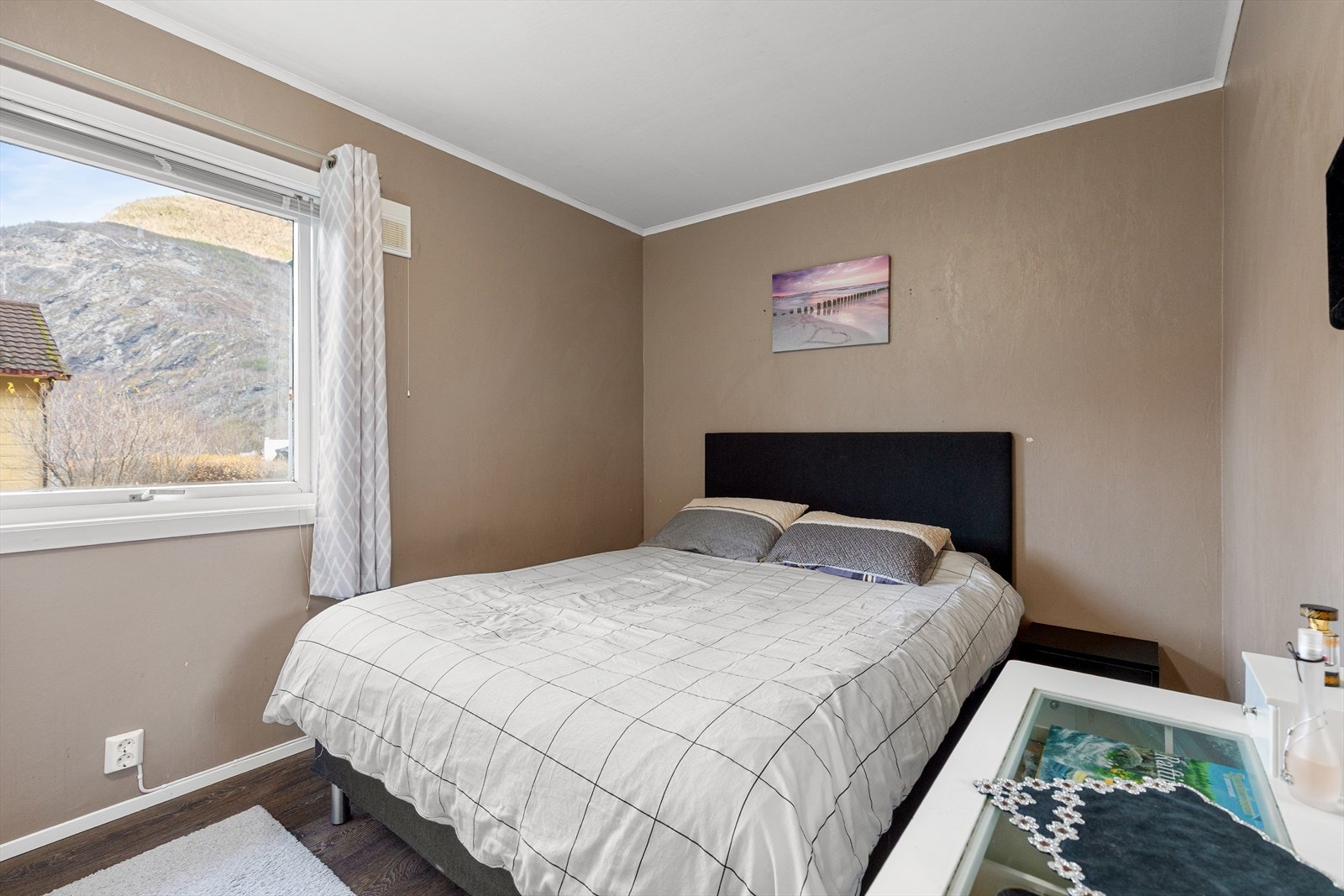 Hovudsoverom av god størrelse med plass til seng og garderobe. Galleribilde