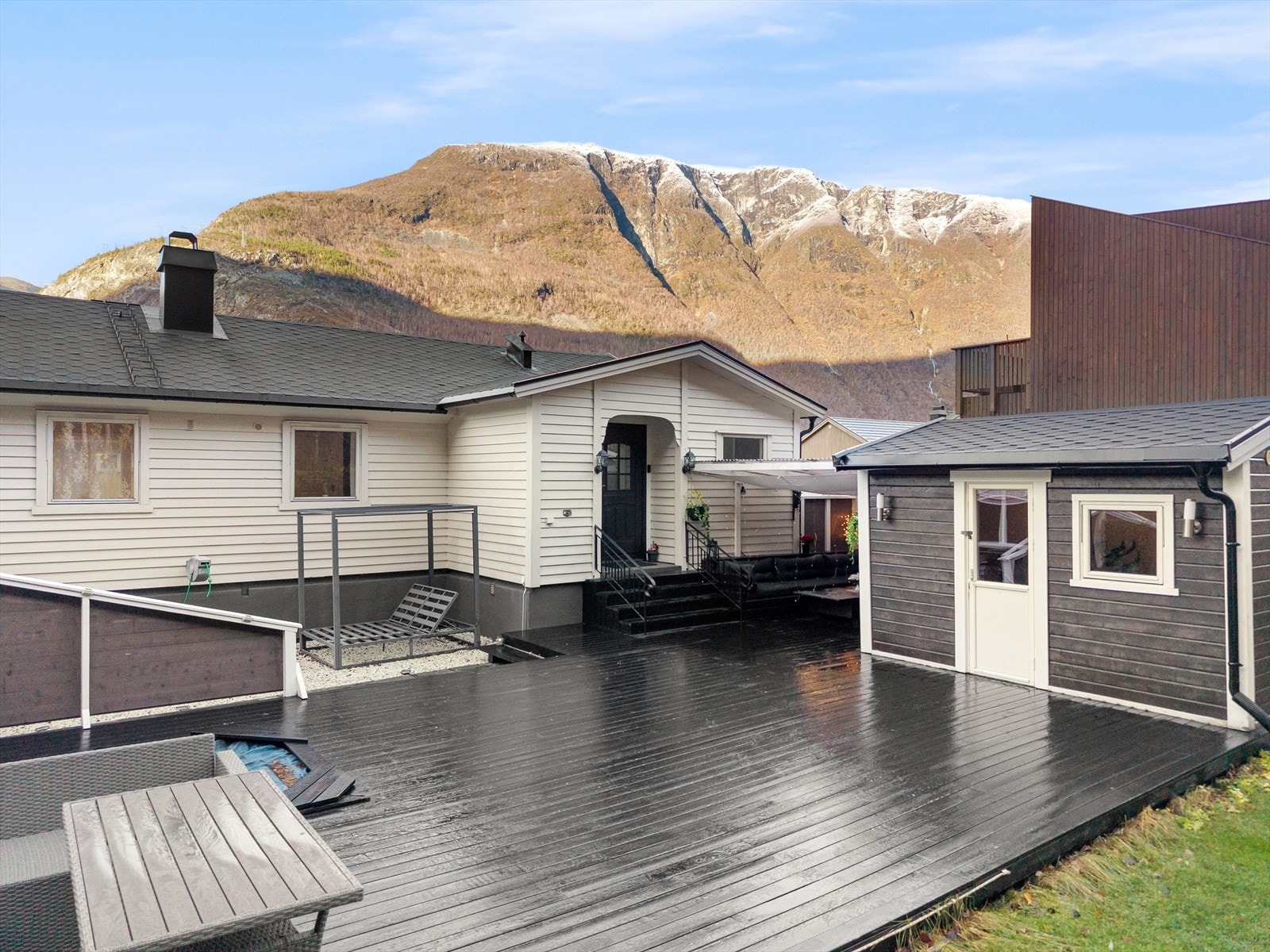 Her får du mellom anna carport, stor terrasse, utebod og ein romsleg uteplass med gode moglegheiter for møblering, grill og leik. Galleribilde