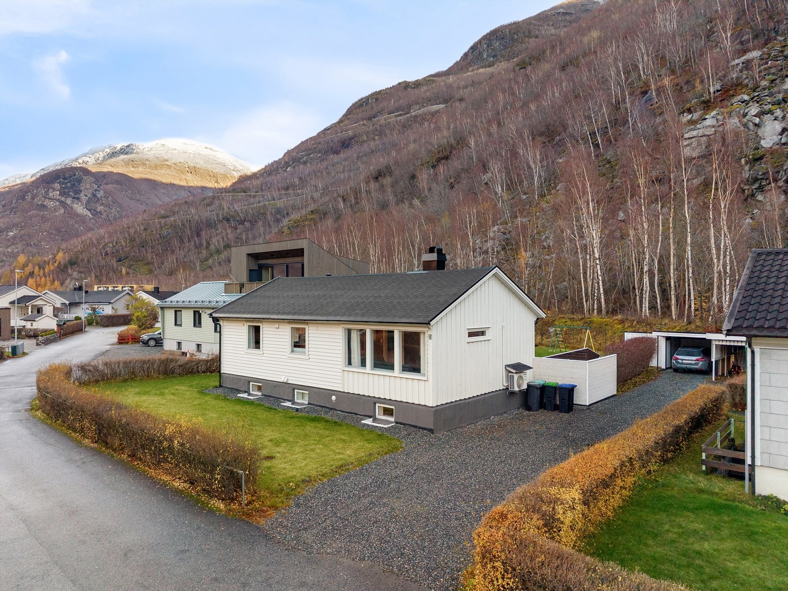 Ein triveleg einebustad med fin beliggenheit i Øvre Årdal. Galleribilde