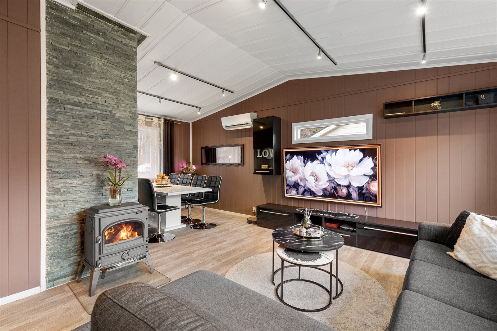 Romsleg stove med gode soner for å etablere spisegruppe og sofagruppe. Galleribilde